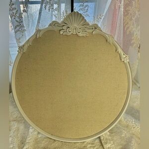 White rounded push board wall decor